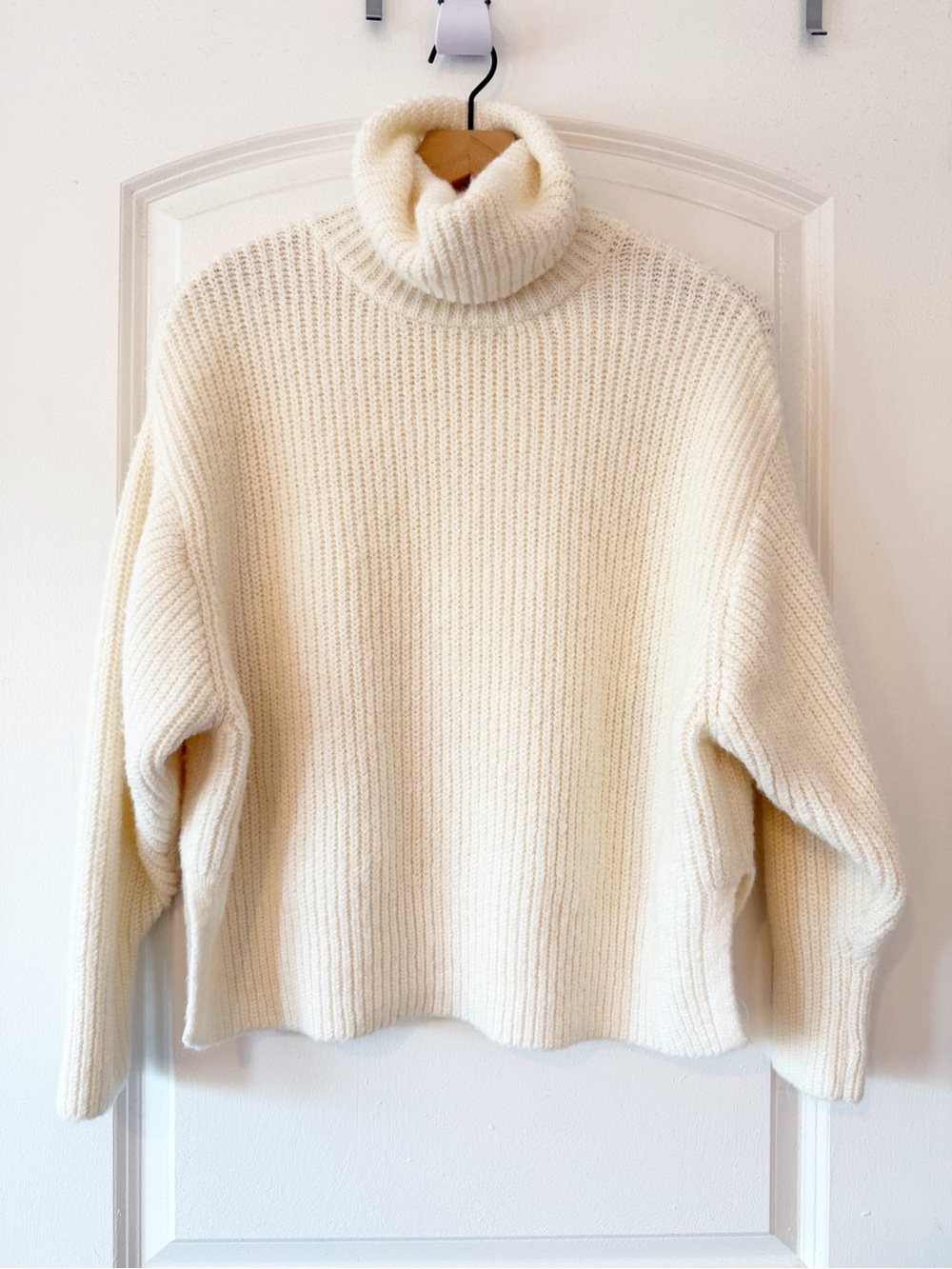 ZARA Knit Turtleneck Cream Sweater Small Cozy Stretch Neutral